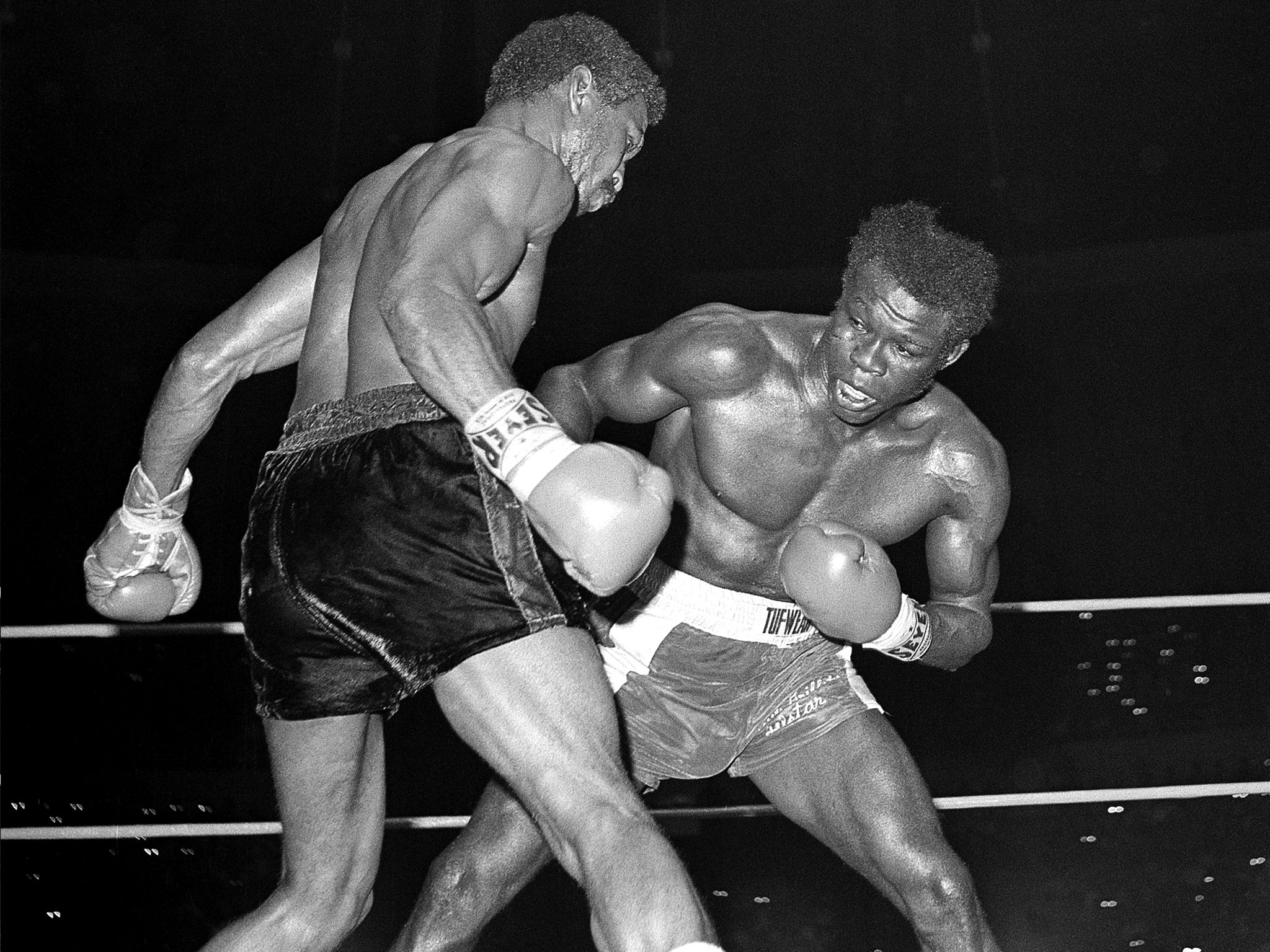 Griffith, right, fights Jose Napoles for the world welterweight title in Los Angeles in 1969