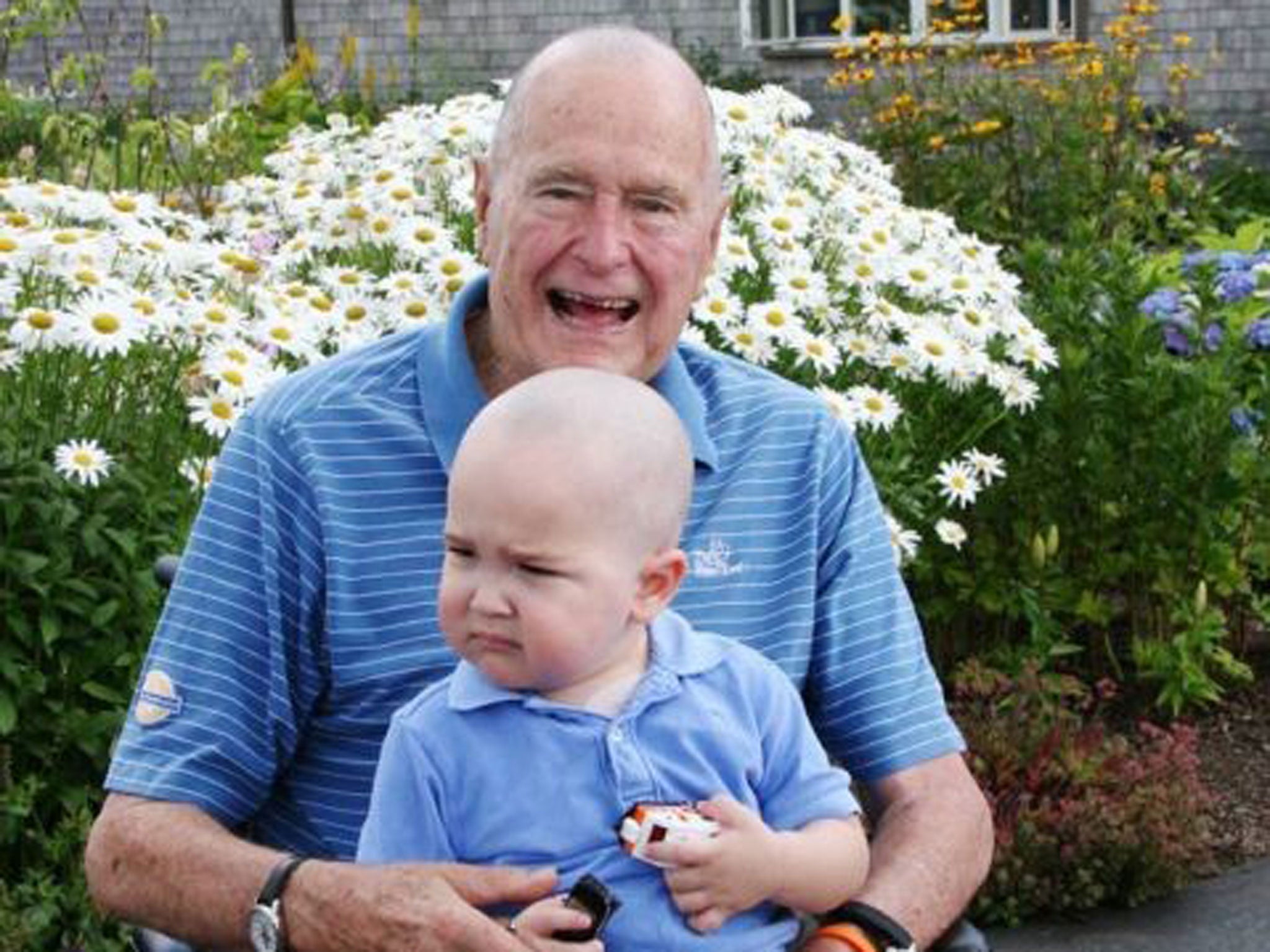 President George Bush Senior has shaved his head to support a young child with leukaemia