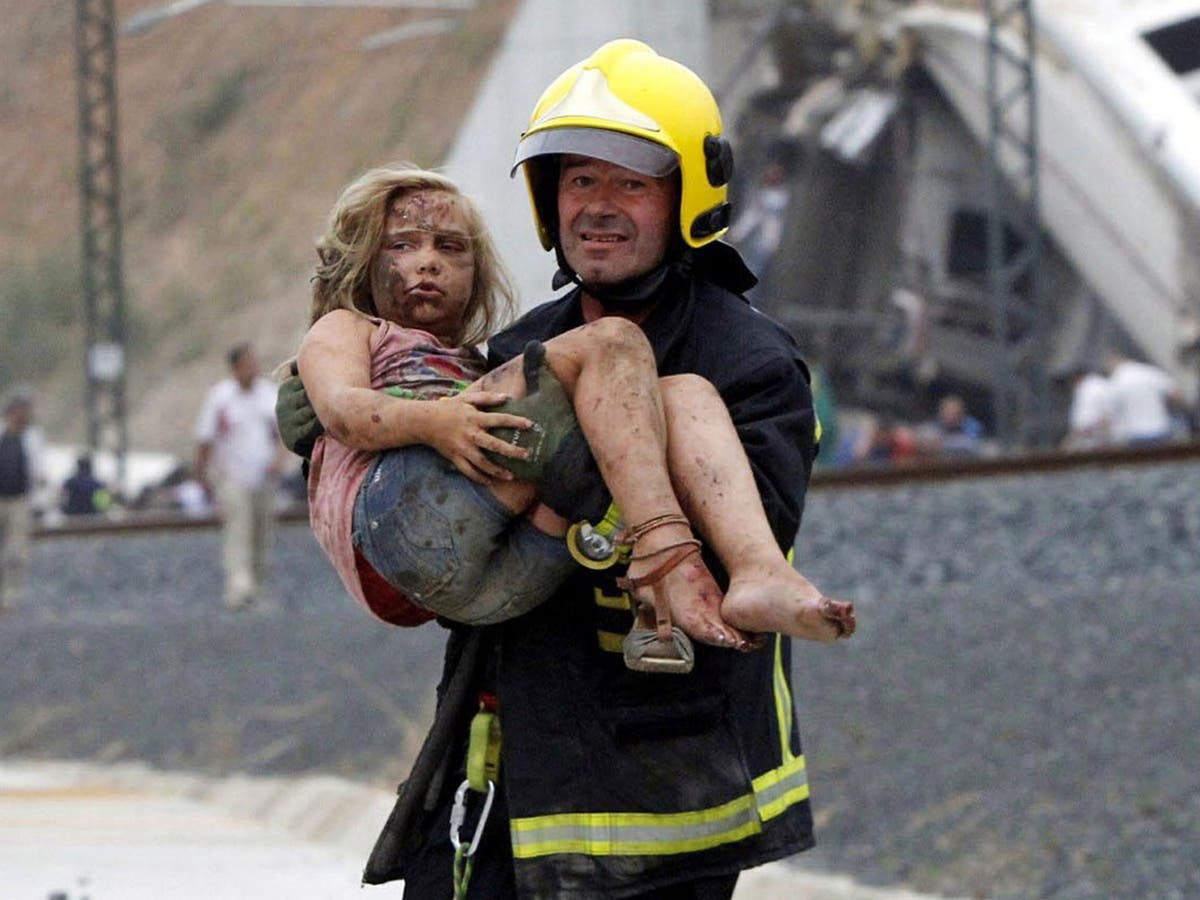 Пример спасение людей. Пожарный спасает ребенка. Пожарники спасают людей.