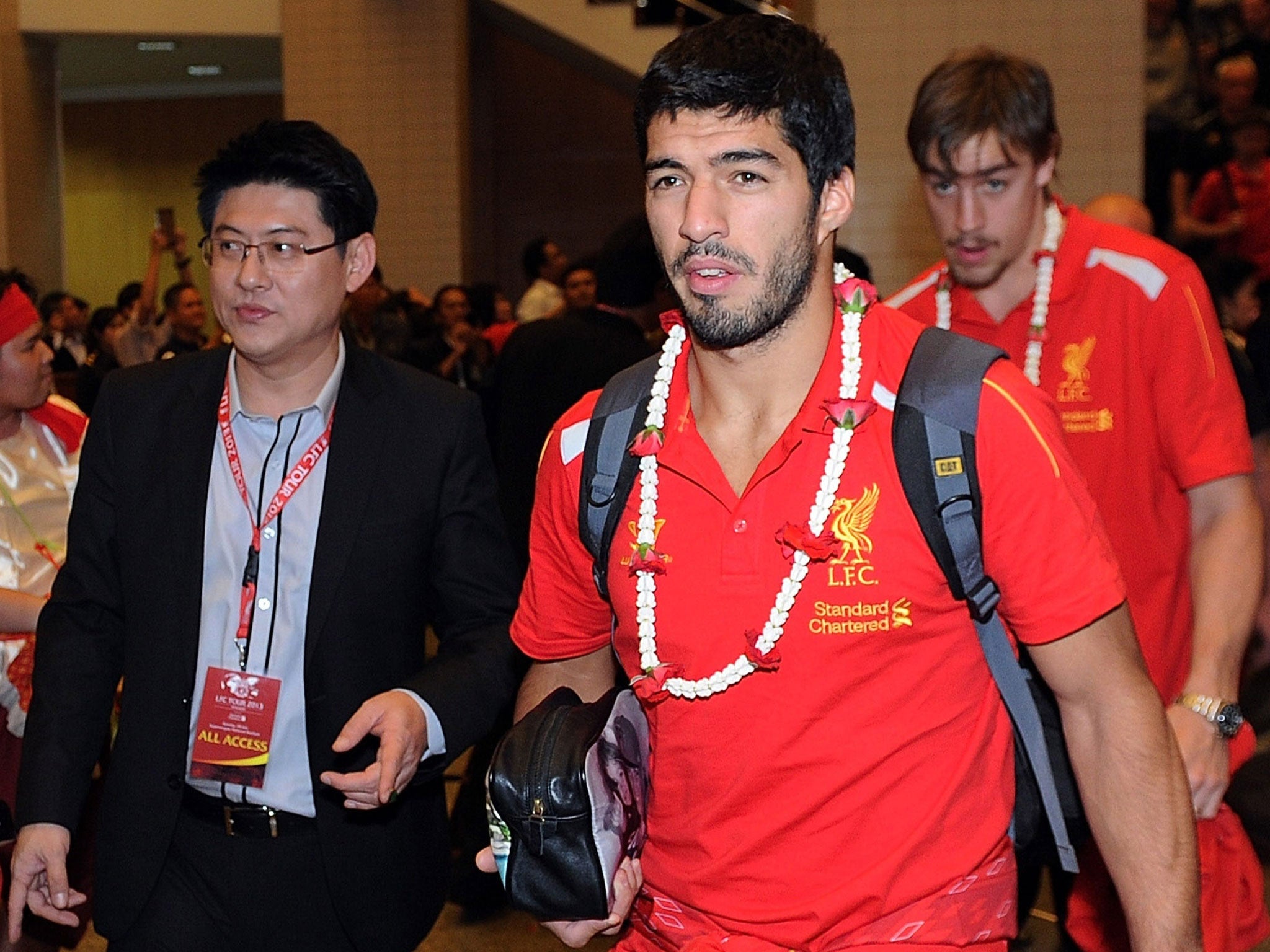 Luis Suarez arrives in Bangkok with the Liverpool team