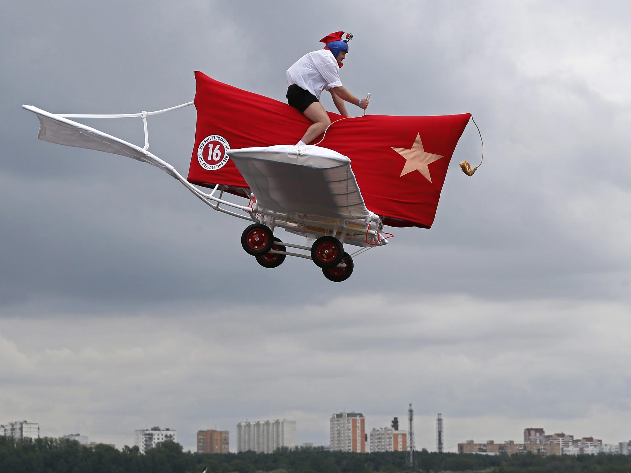 A pilot falls into the Moskva river on his flying machine