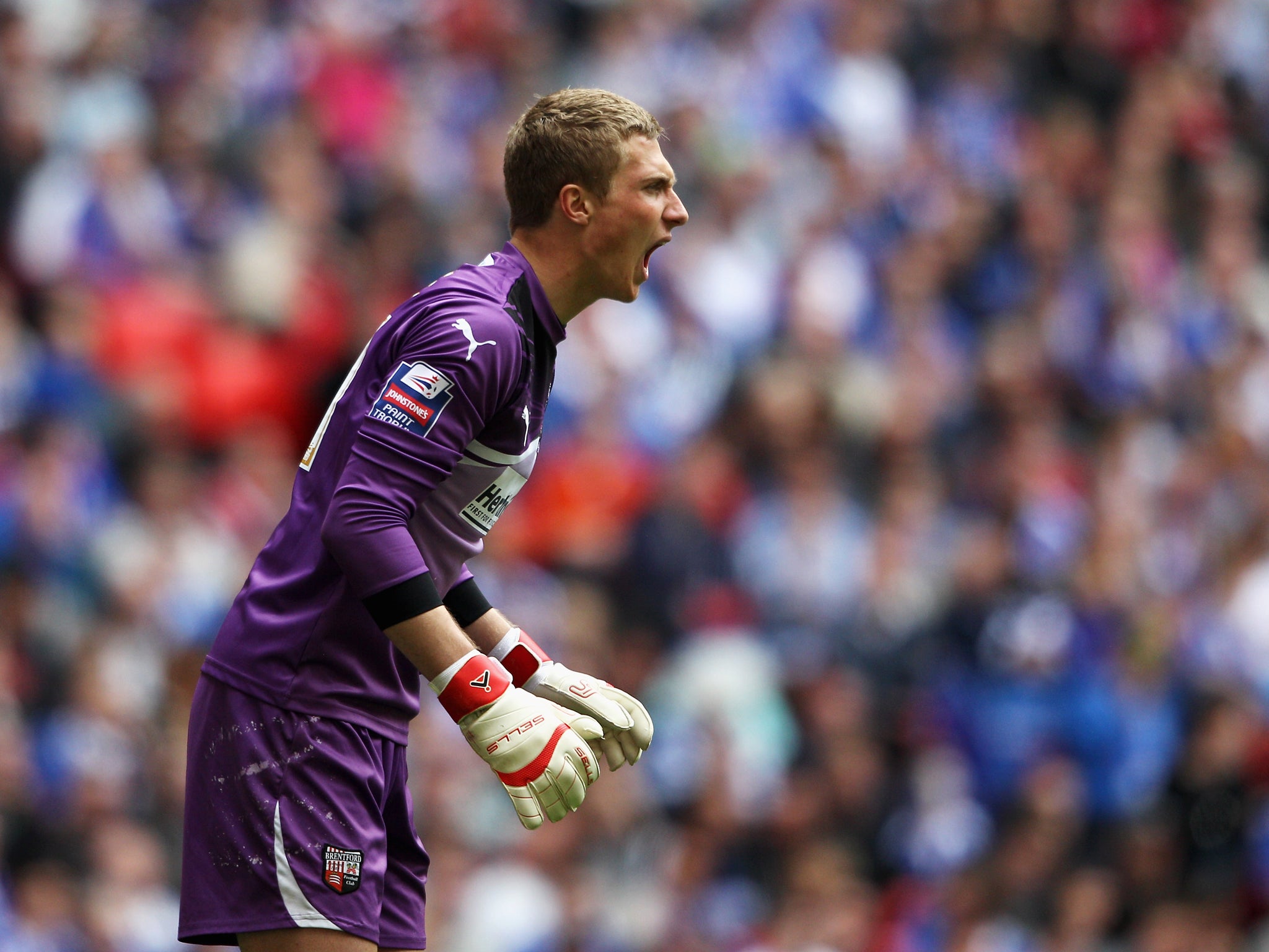 Goalkeeper Simon Moore has signed a four-year deal to move to Cardiff City