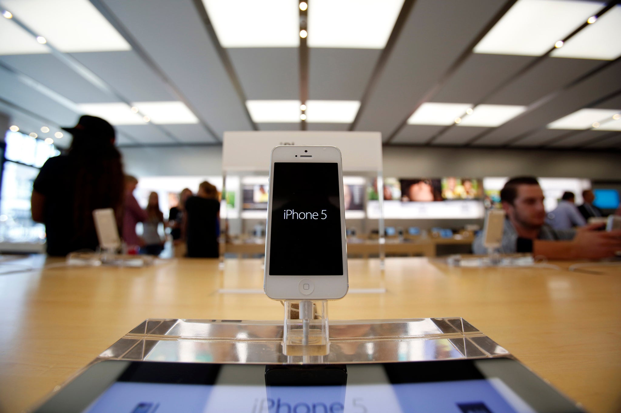 An iPhone 5 is pictured on display at an Apple Store in Pasadena, California July 22, 2013. REUTERS/Mario Anzuoni