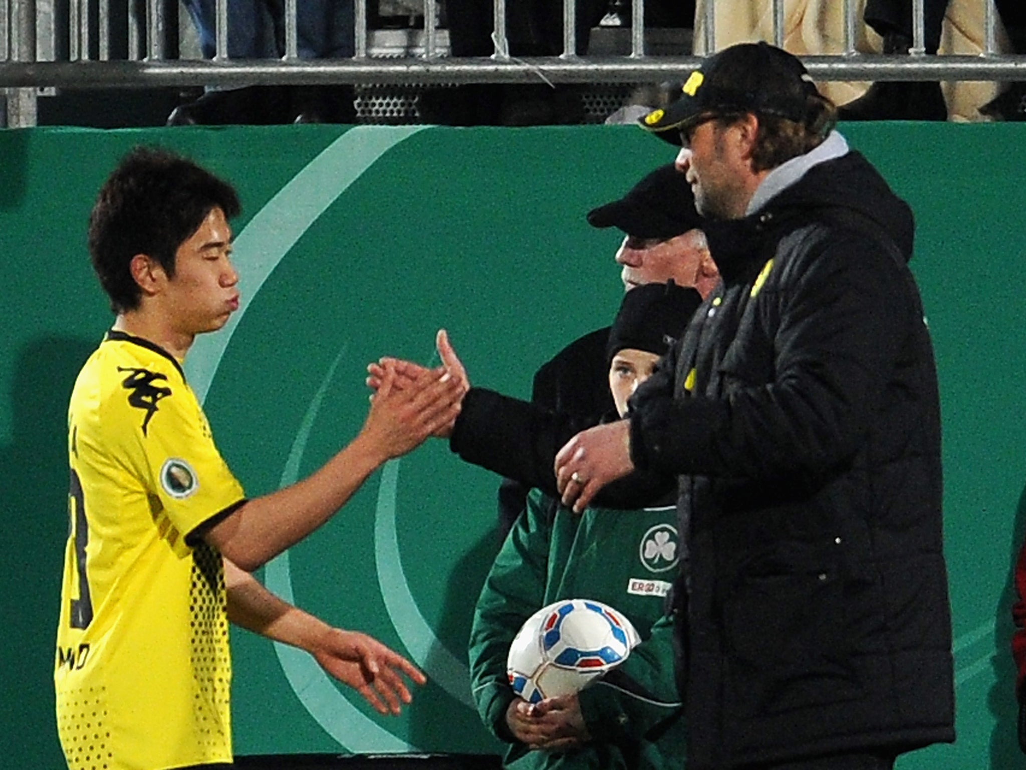 Shinji Kagawa shakes hands with his manager Jurgen Klopp during his time at Borussia Dortmund