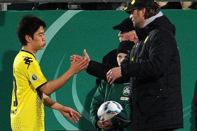 Shinji Kagawa shakes hands with his manager Jurgen Klopp during his time at Borussia Dortmund