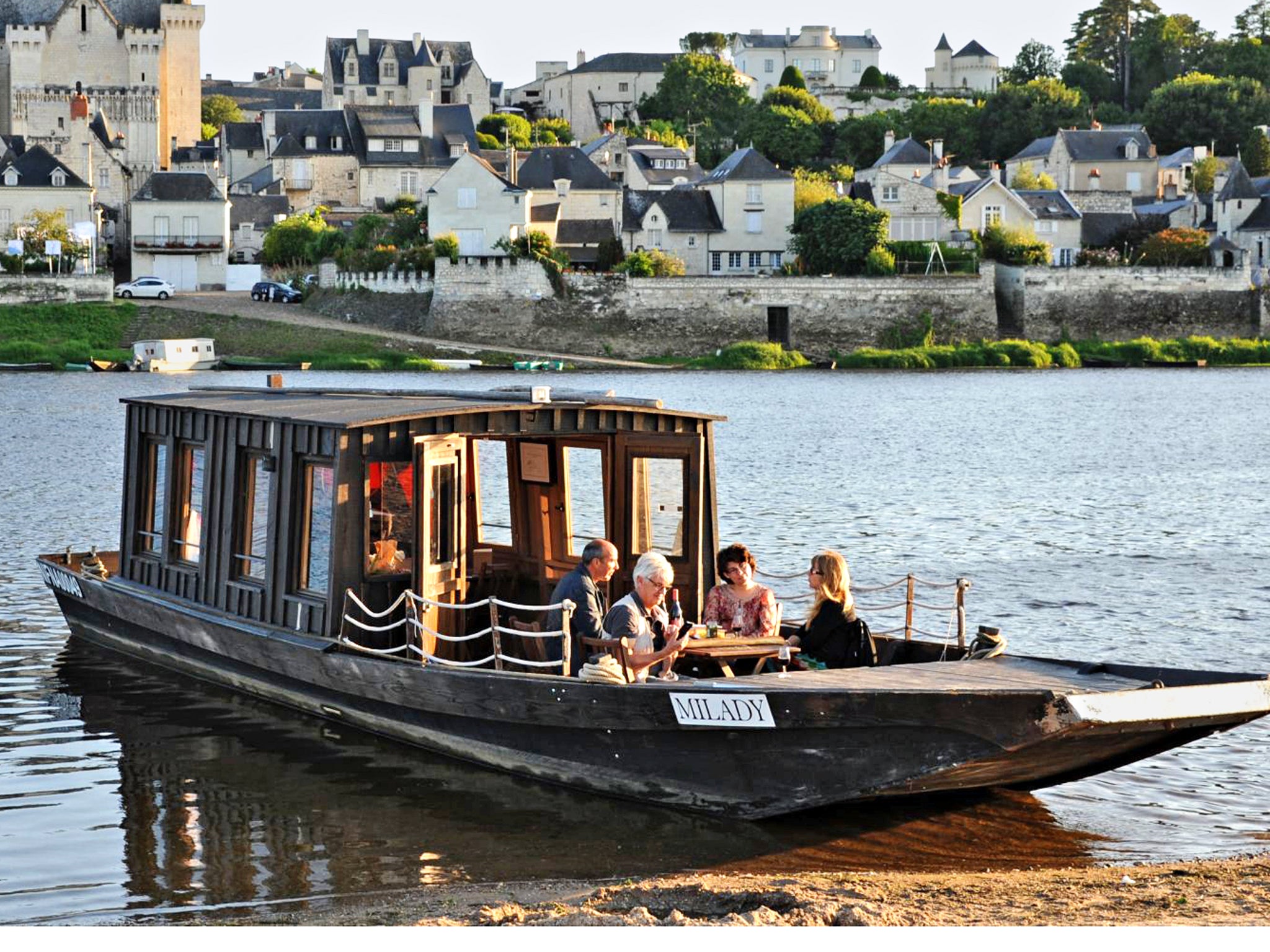 One of the most pleasant ways to explore the river is on the traditional flat-bottomed wooden boats called toues once used to transport goods along the Loire and its tributaries. Domaine de la Paleine is a winery that also offers boat tours