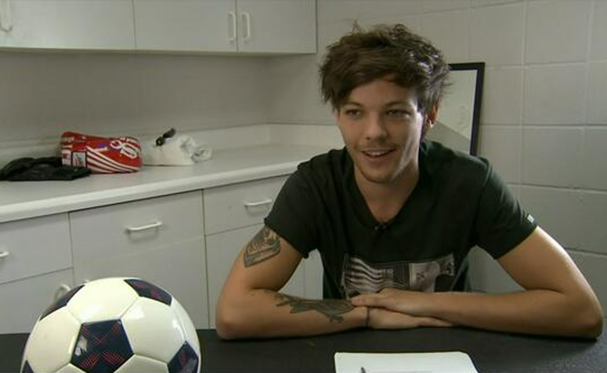 One Direction member Louis Tomlinson has signed a contract with Doncaster Rovers Football Club