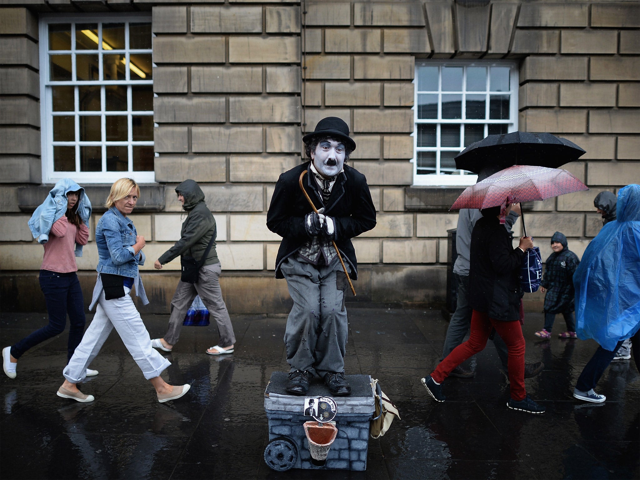 The world’s biggest arts gathering attracts street performers, while more than 2,000 shows compete for attention