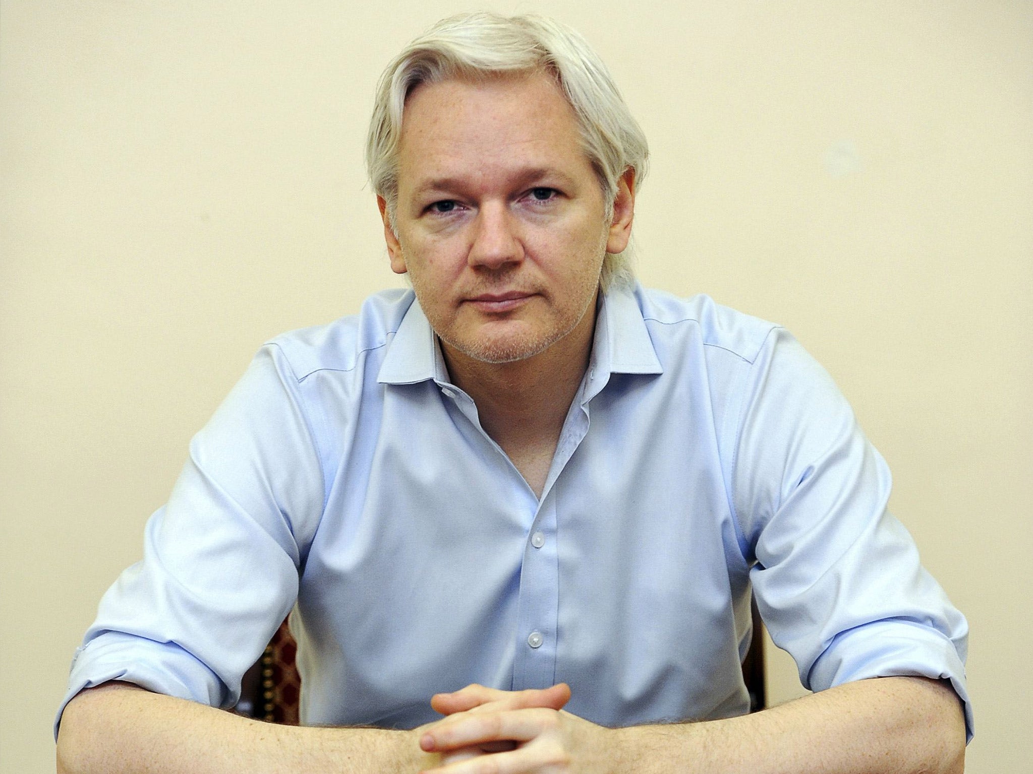Legal experts warn that Julian Assange walk free while the Government deals with EU formalities
