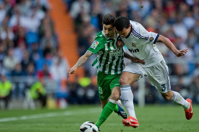 Alvaro Vadillo (l) competes with Real Madrid defender Pepe (r)
