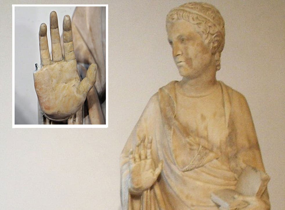 An American tourist has accidentally snapped the finger off a priceless 14th century statue in Florence.