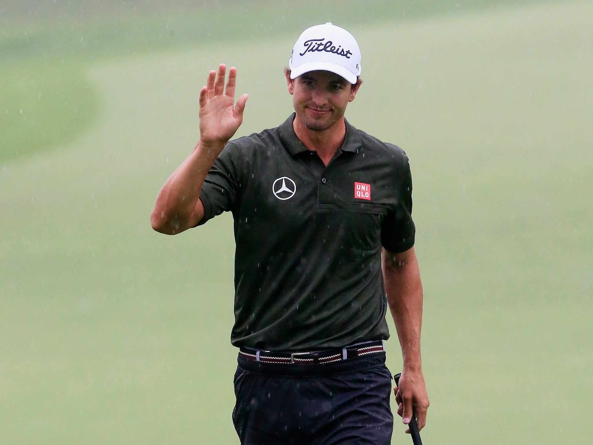 Adam Scott recognises the crowds applaue as he takes a three-shot lead