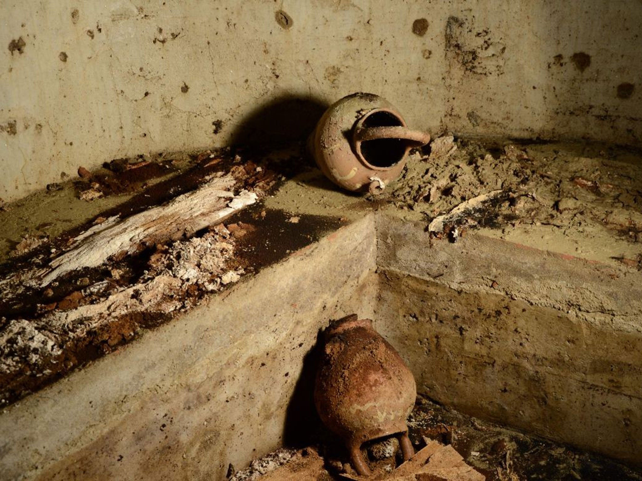 Vases and human bones lie in the family grave of Lisa Gherardini, in FlorenceÃs Santissima Annunziata basilica