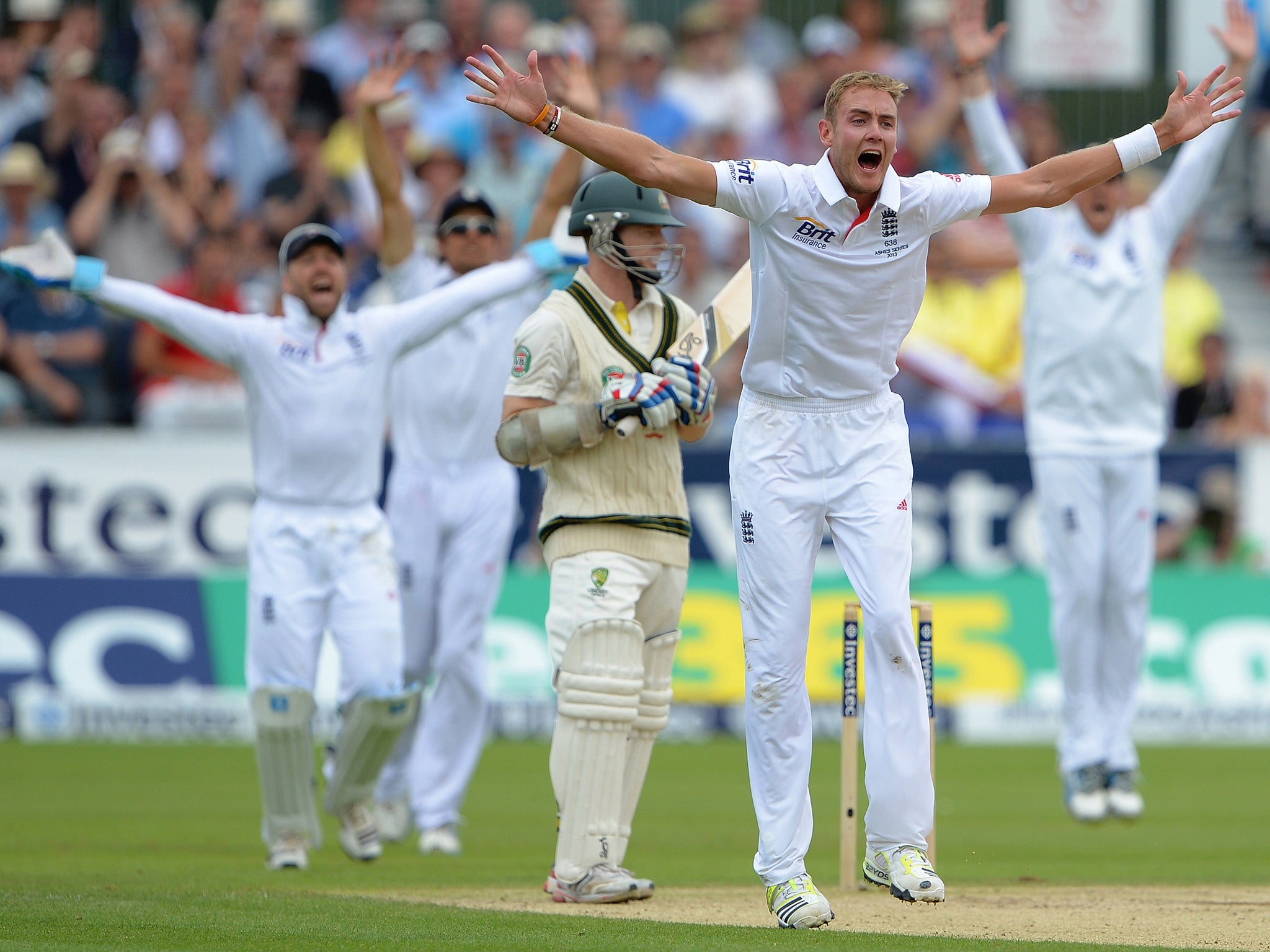 Stuart Broad appeals for the wicket of Chris Rogers
