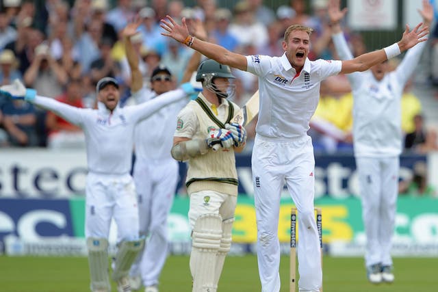 Stuart Broad appeals for the wicket of Chris Rogers
