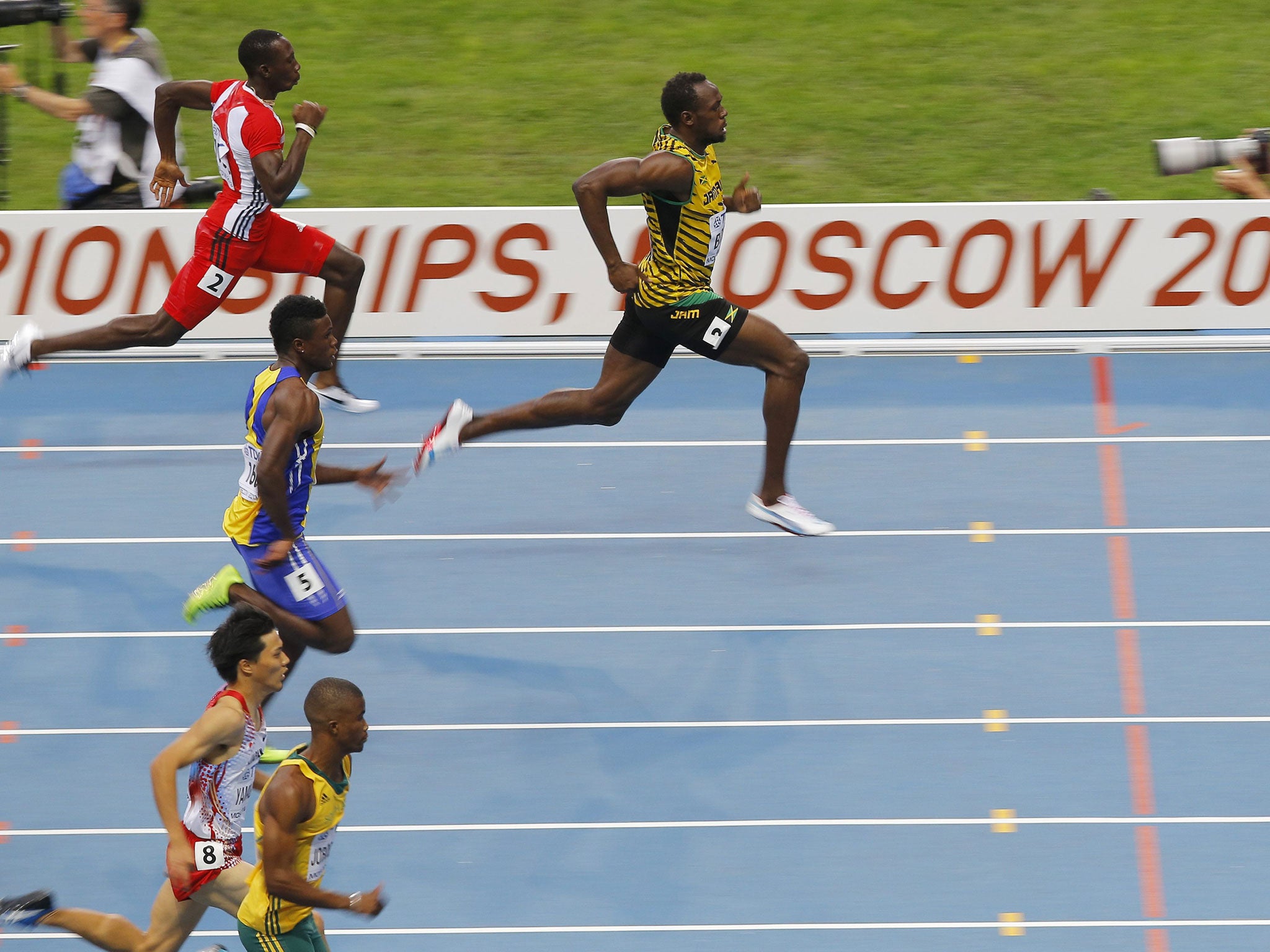 Usain Bolt makes his 100m heat look easy