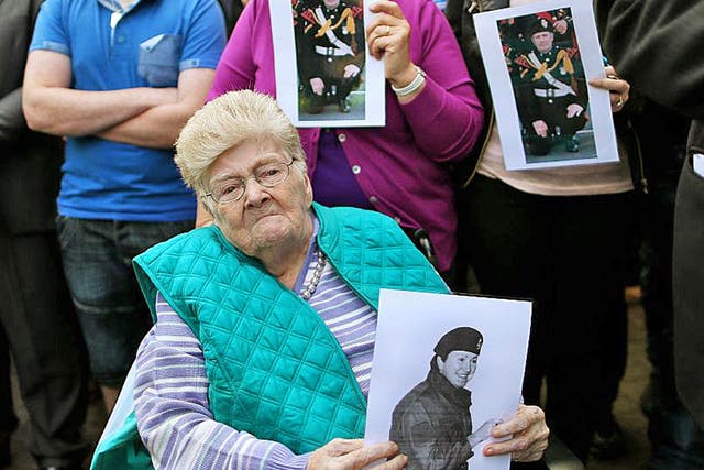  Loyalist protesters show pictures of IRA victims