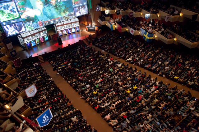 A packed Benaroya Hall watches "The Alliance" battle "Natus Vincere" during "The International" Dota 2 video game competition in Seattle, Washington August 11, 2013.  REUTERS/David Ryder 
