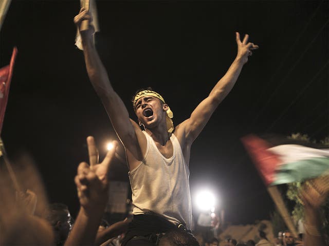 Palestinans wait for the arrival of freed prisoners