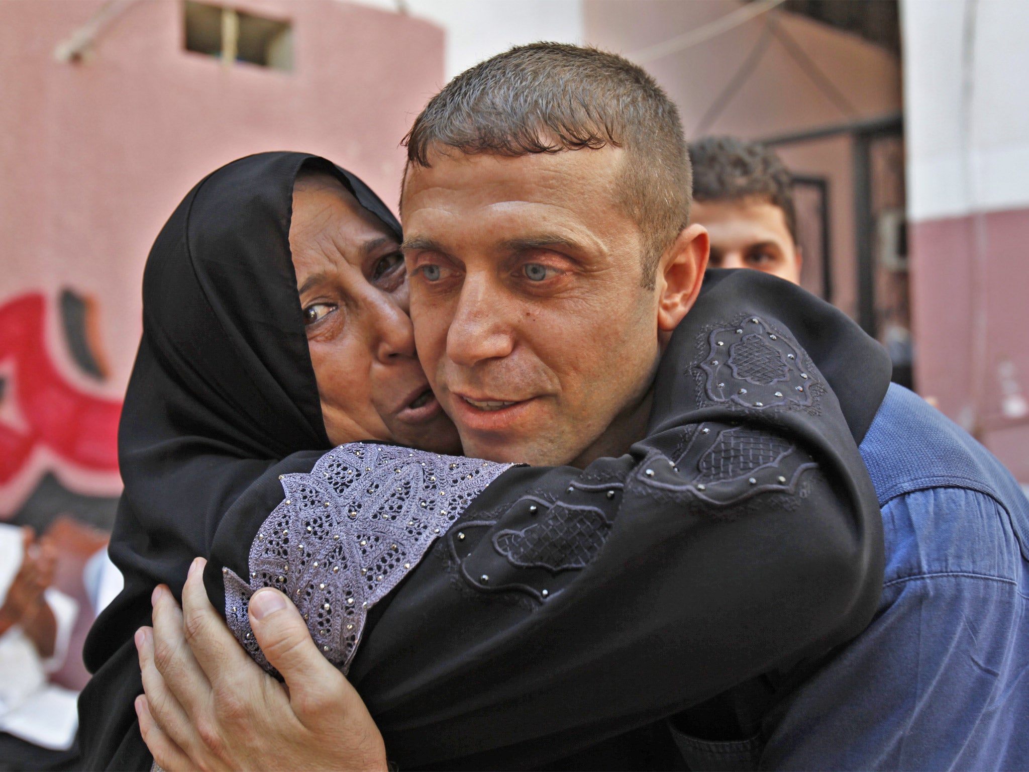 Released Palestinian prisoner, Nehad Jondiya, hugs his sister
