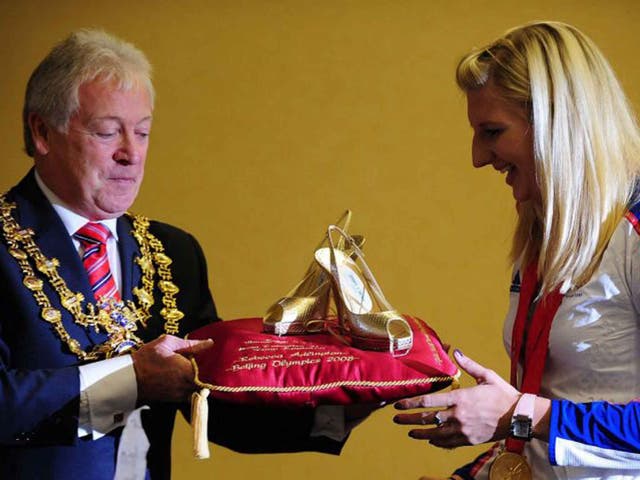 Rebecca Adlington receives a pair of gold Jimmy Choos from Mansfield’s mayor, Tony Egginton, in 2008