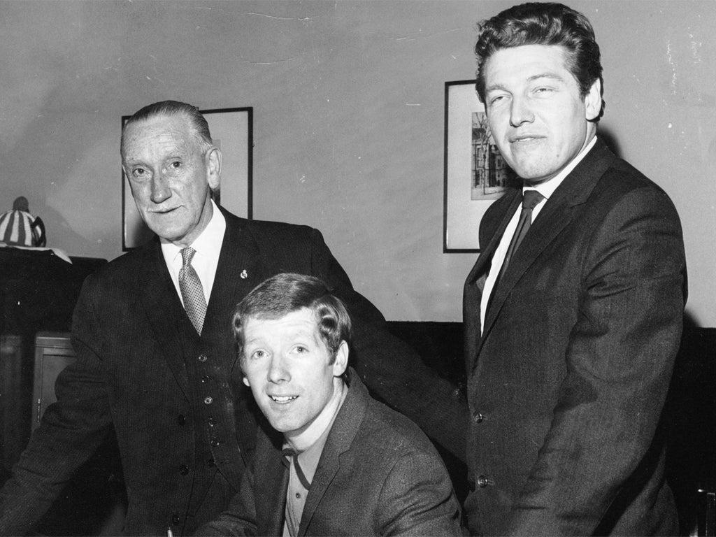 White (right) and Rangers vice chairman Matt Taylor (left) sign Alex
MacDonald in 1968