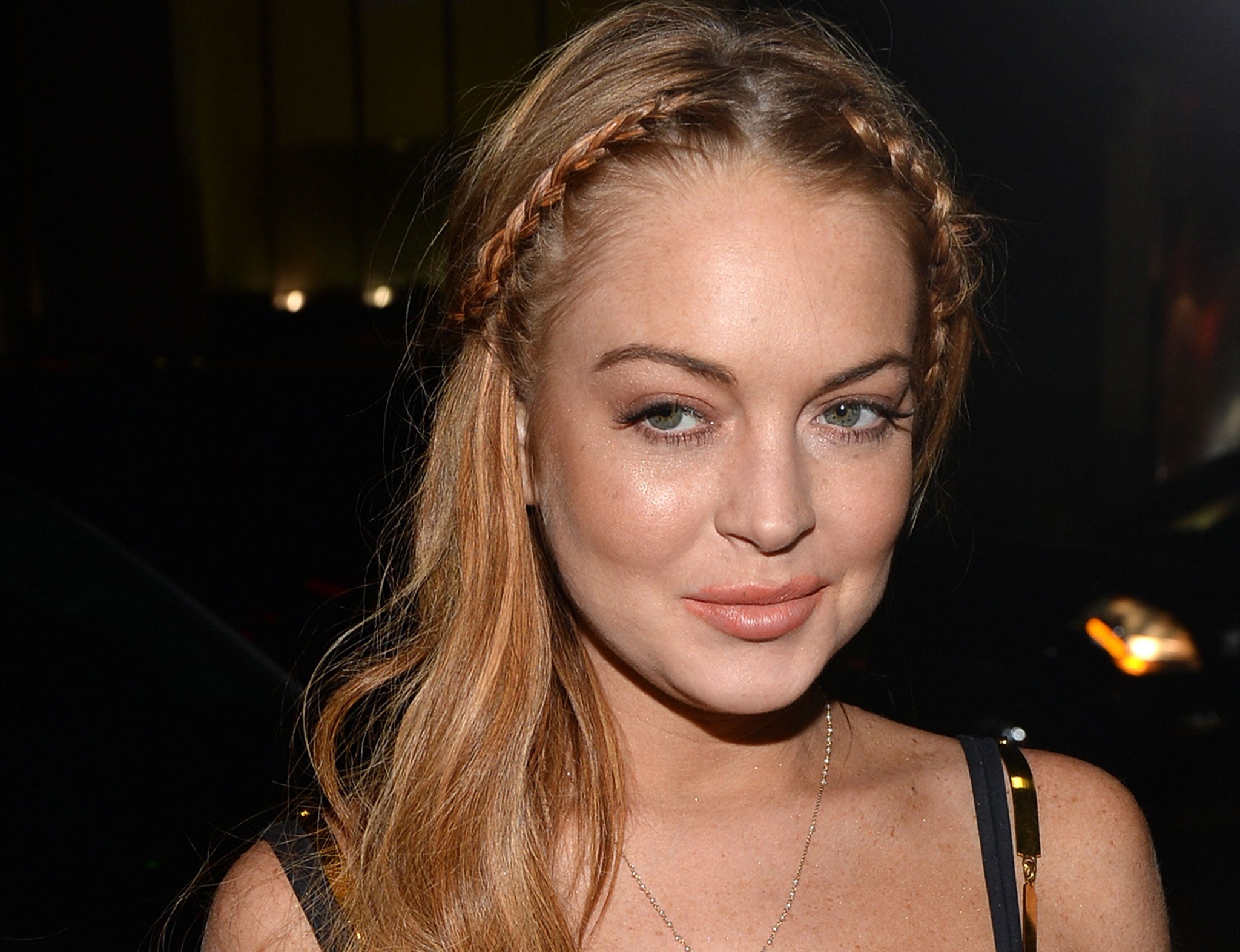 How Lindsay Lohan covered her probation bracelet - FunSubstance | Ankle  bracelets, Ankle accessories, Women handbags