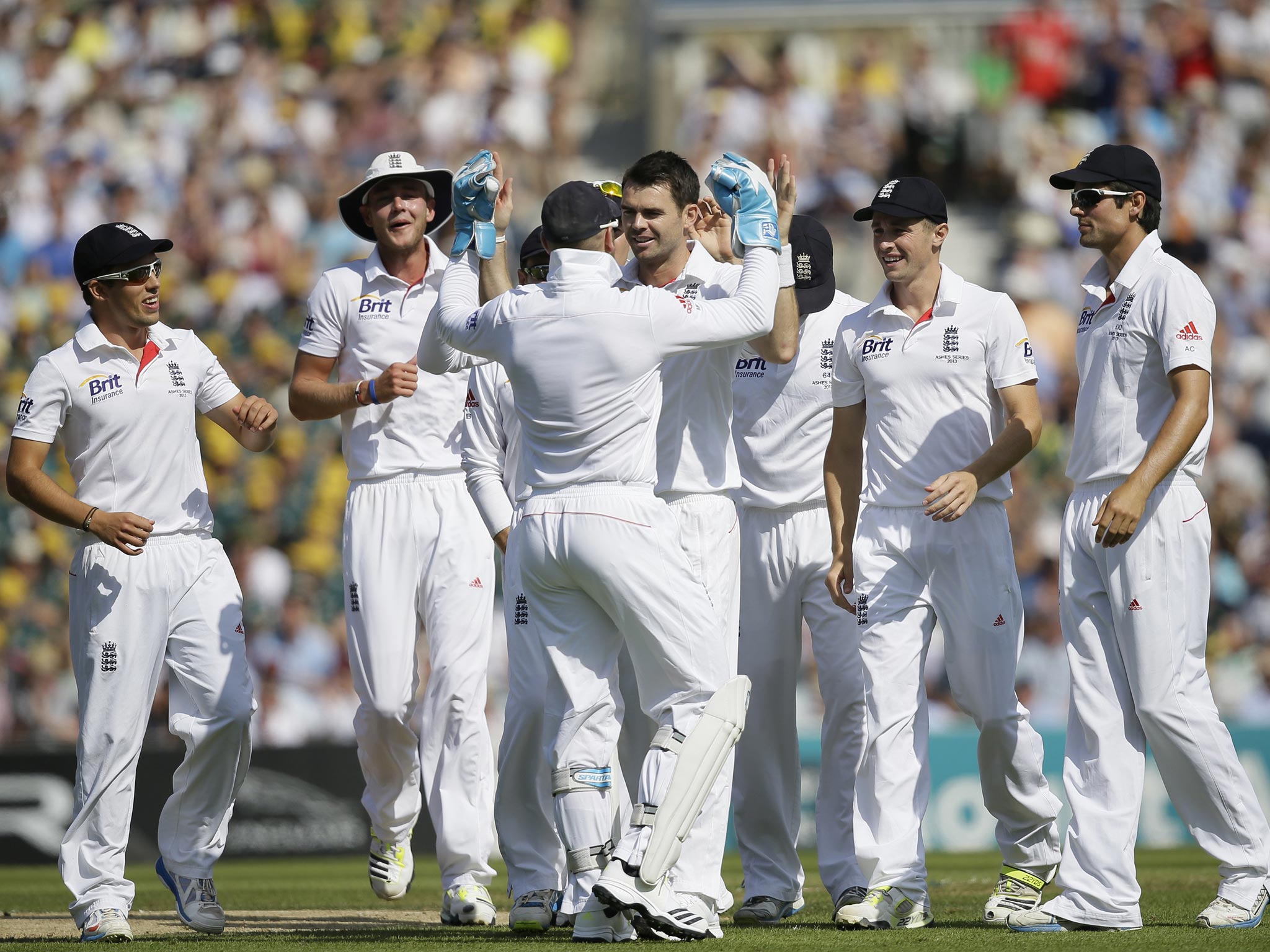 21 August 2013: England's James Anderson (centre) celebrates with teammates after taking the wicket of Australia's David Warner during play on the first day of the fifth Ashes cricket Test at the Oval cricket ground in London