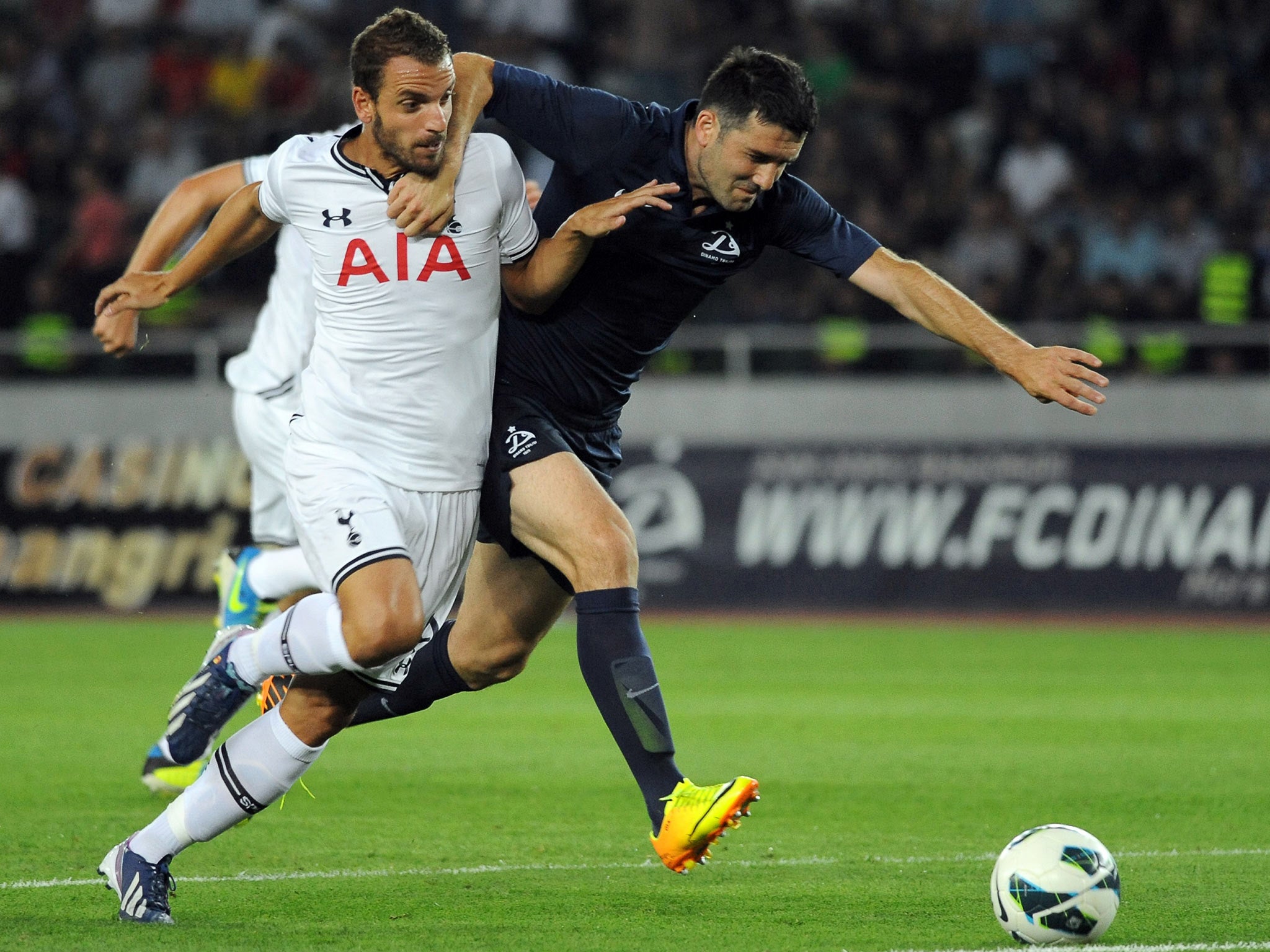 Dinamo Tbilisi's Givi Kvaratskhelia (R) vies with Tottenham Hotspur FC's Roberto Soldado