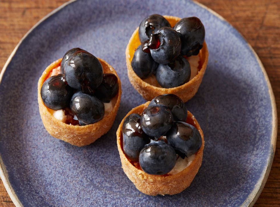 Canapés with blueberries and mascarpone