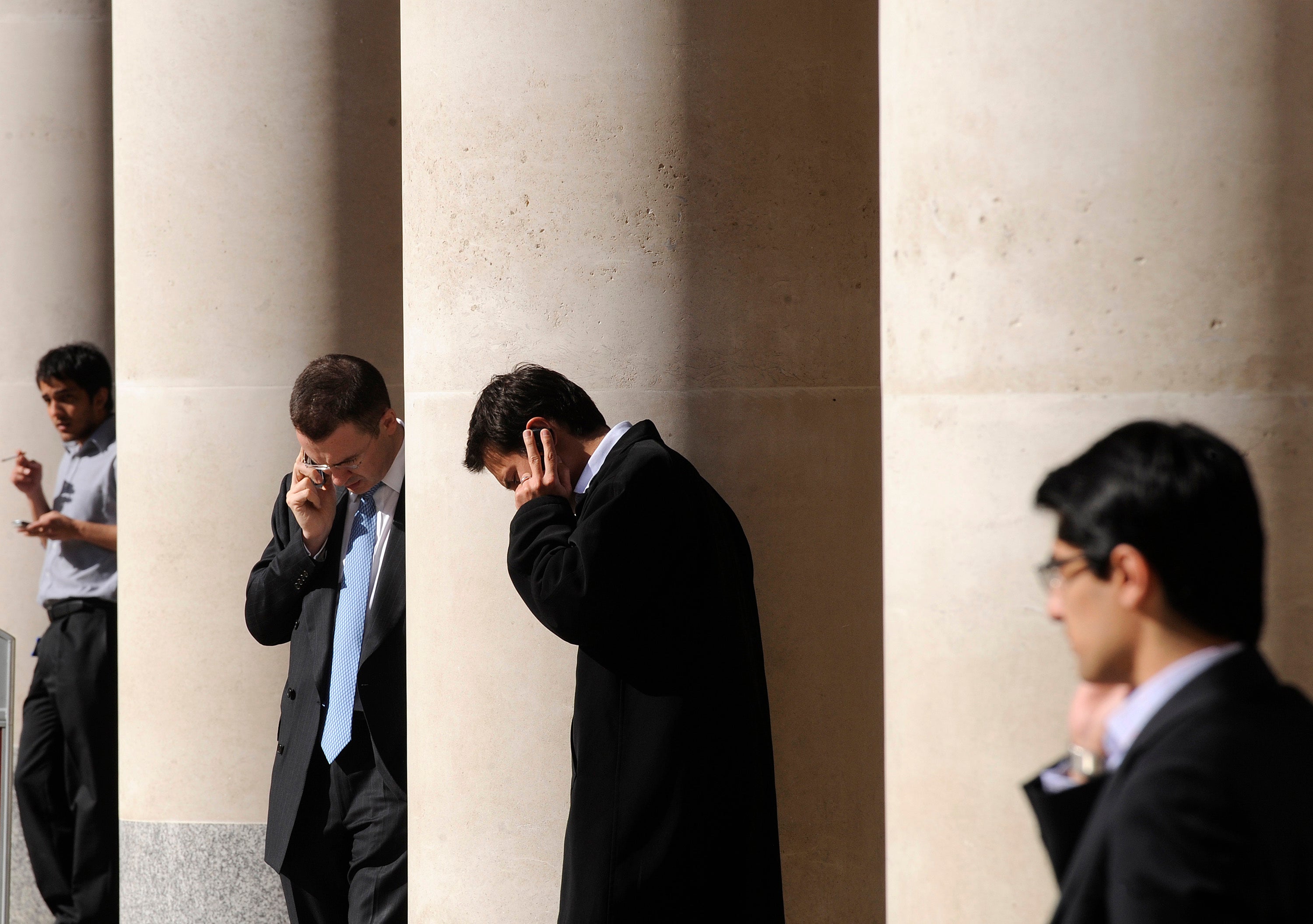 2008City workers make phone calls outside the London Stock Exchange in Paternoster Square in the City of London at lunchtime October 1, 2008.