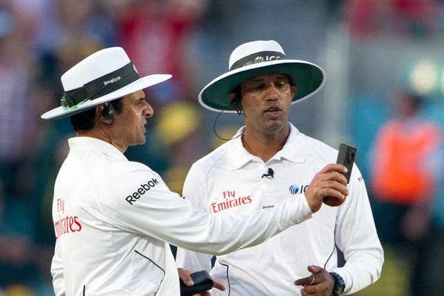 Aleem Dar (right) and Kumar Dharmasena debate the light at The Oval