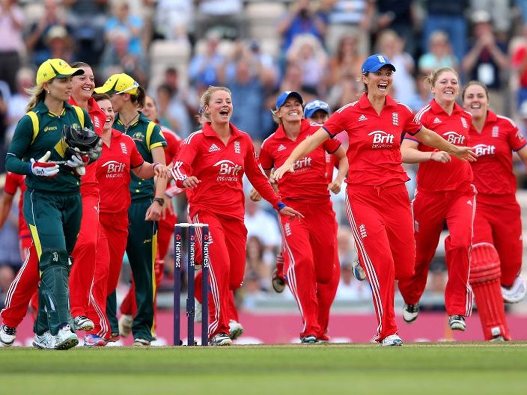 England celebrate after regaining the Ashes