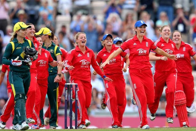 England celebrate after regaining the Ashes