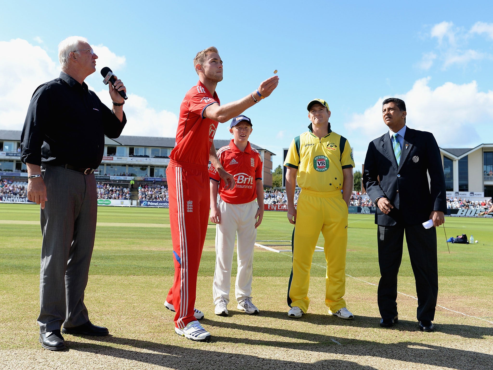 England captain Stuart Broad tosses the coin alongside Australia captain George Bailey