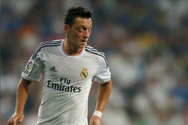 Arsène Wenger’s side are weighing up late moves for the Real Madrid midfielder Mesut Ozil and his Argentinian teammate Angel di Maria