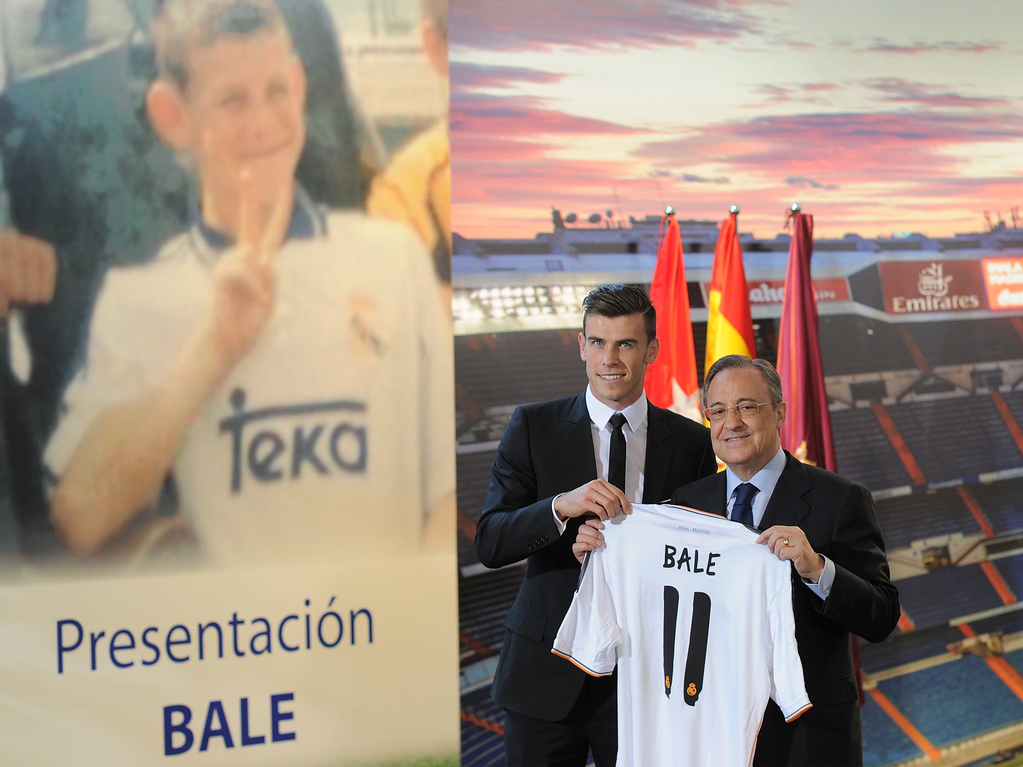 Gareth Bale holds up his new Real Madrid shirt with Real President Florentino Perez