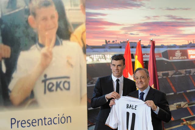 Gareth Bale holds up his new Real Madrid shirt with Real President Florentino Perez