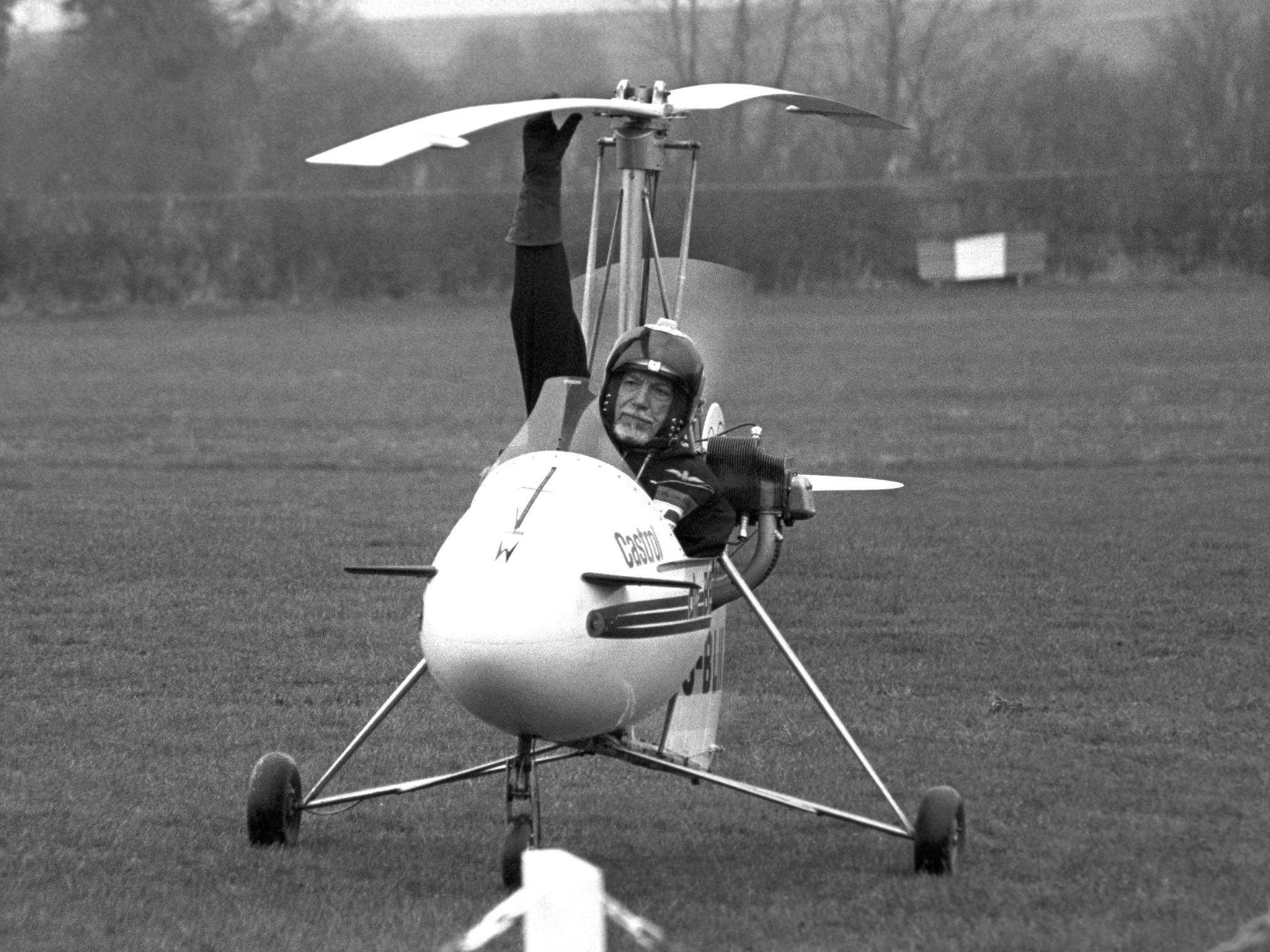 Wallis in one of his autogyros in 1986; he broke 34 flying records