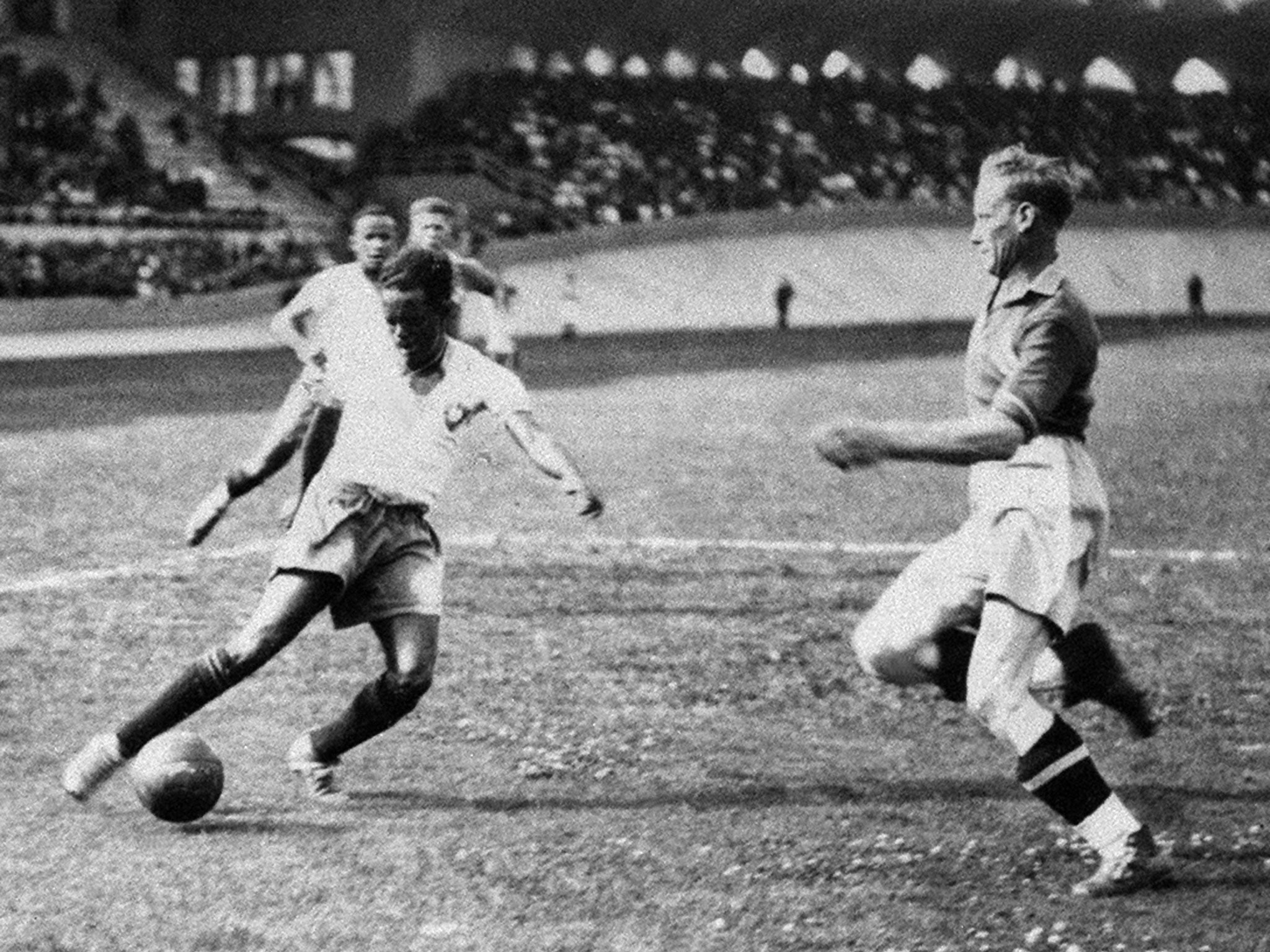 Brazilian forward Leonidas (L) controls the ball in front of a Swedish defender during the World Cup soccer match for third place between Brazil and Sweden 19 June 1938 in Bordeaux.