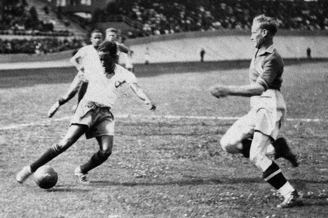 Brazilian forward Leonidas (L) controls the ball in front of a Swedish defender during the World Cup soccer match for third place between Brazil and Sweden 19 June 1938 in Bordeaux.