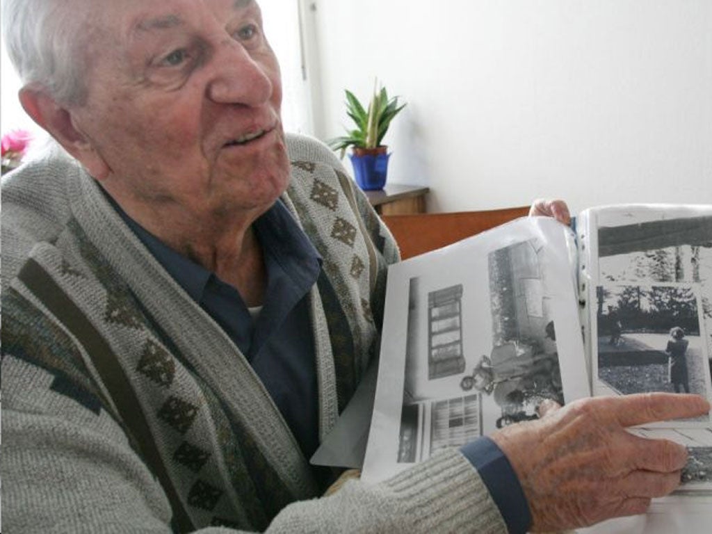 Misch, in 2005, points at a photograph he had taken of Hitler at his Alpine retreat in Berchtesgaden