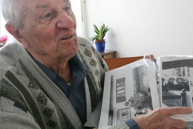 Misch, in 2005, points at a photograph he had taken of Hitler at his Alpine retreat in Berchtesgaden