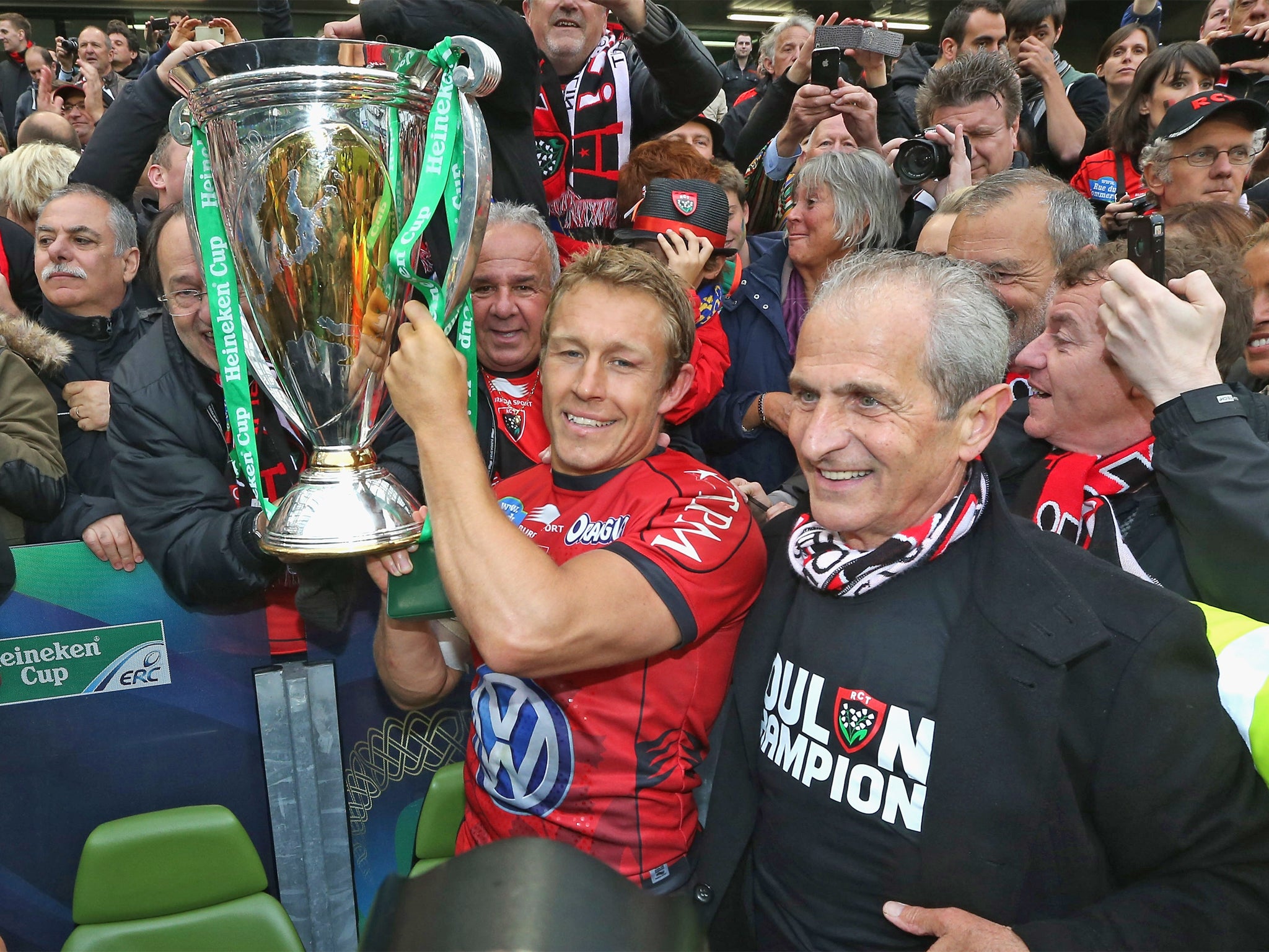 Jonny Wilkinson lifts last season’s Heineken Cup as captain of Toulon