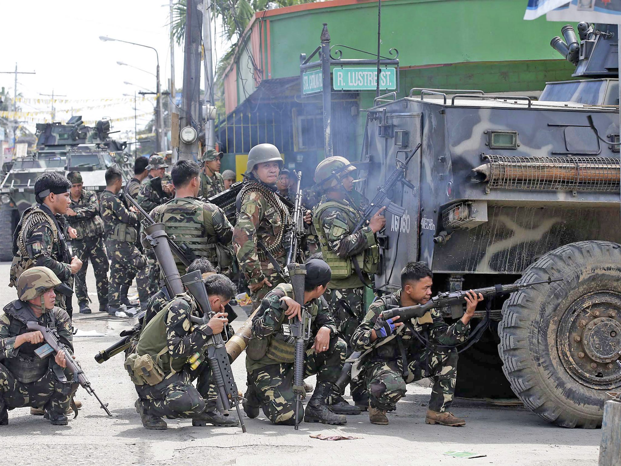 Filipino soldiers take cover during clashes with Muslim rebels in Zamboanga