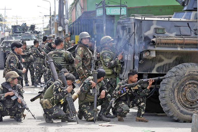Filipino soldiers take cover during clashes with Muslim rebels in Zamboanga