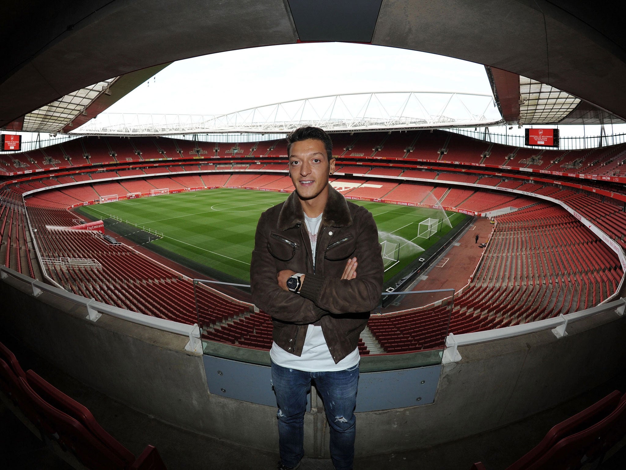 Ozil gets to know his knew home, the Emirates Stadium