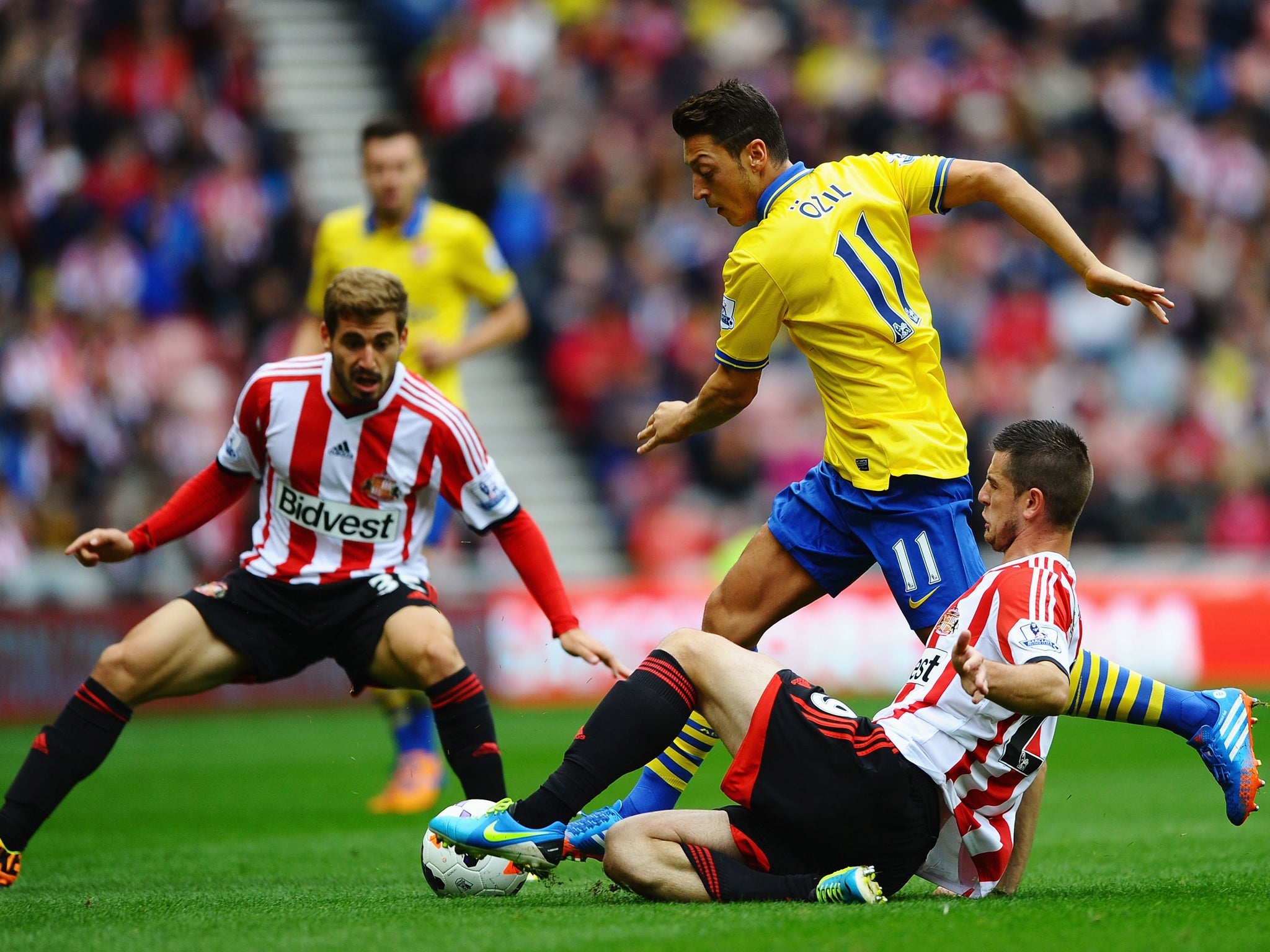 Mesut Ozil dribbles through the Sunderland defence