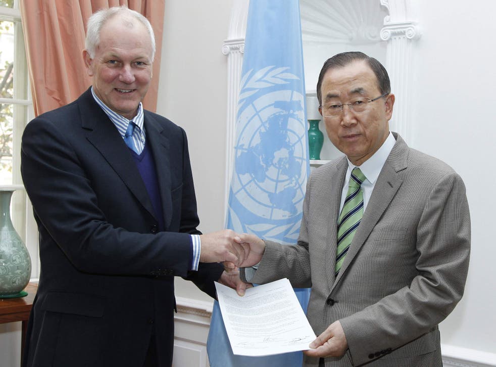UN weapons inspector Ake Sellstrom hands his report to UN Secretary Ban Ki-moon