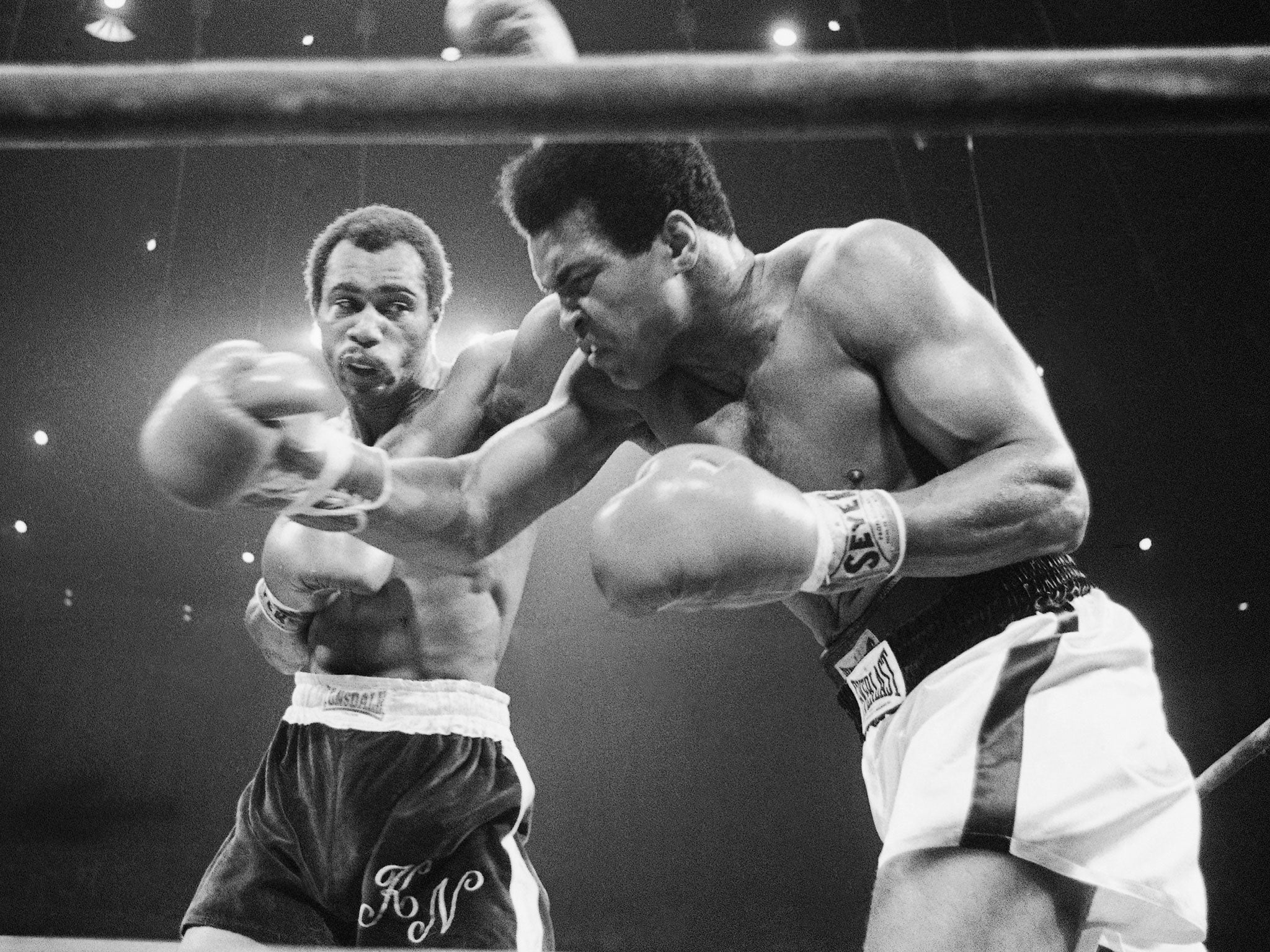 Norton, left, lands a blow on Muhammad Ali during their second fight, in Los Angeles in 1973